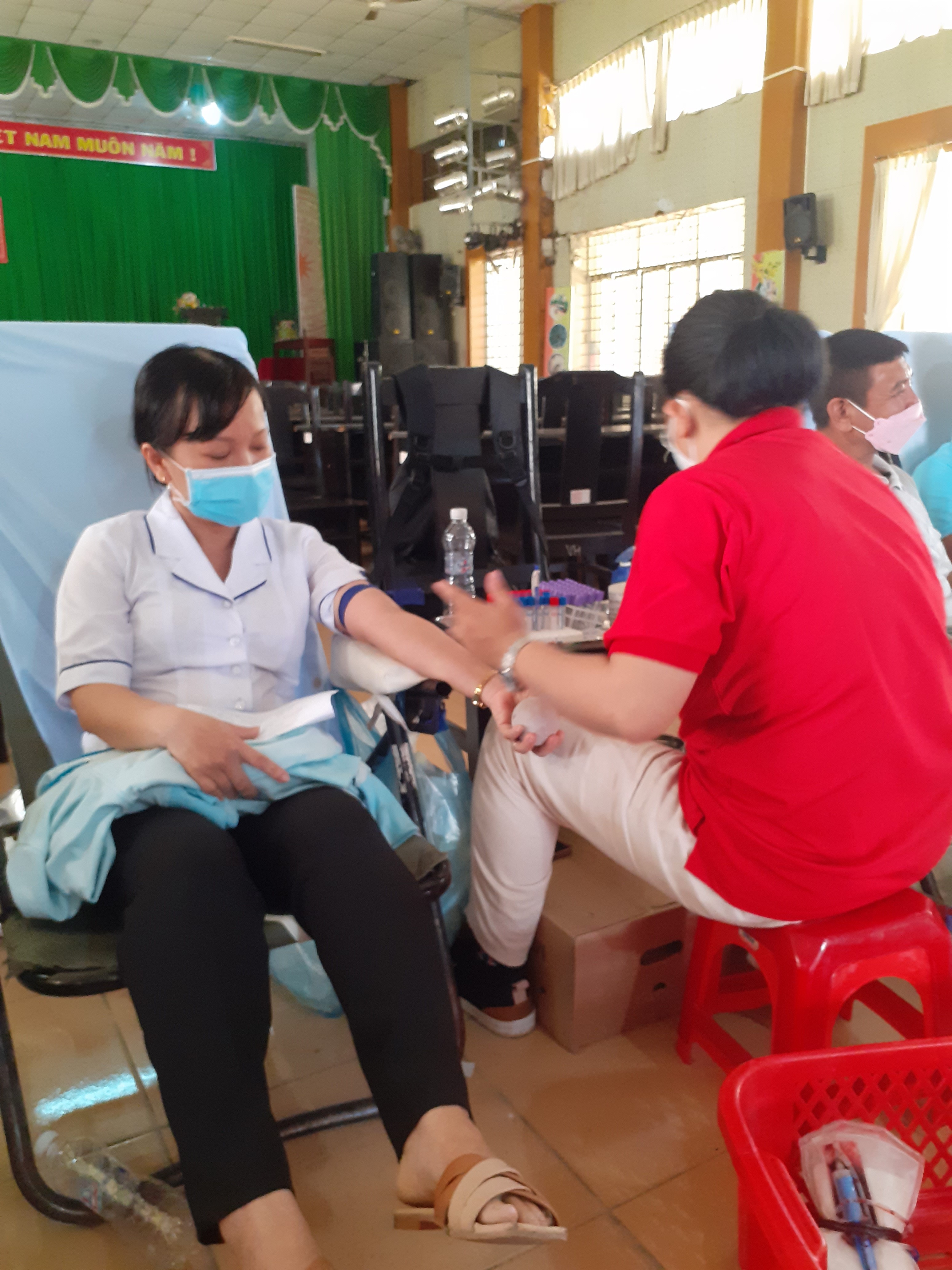 GIÁO VIÊN TRƯỜNG THAM GIA HIẾN MÁU NHÂN ĐẠO