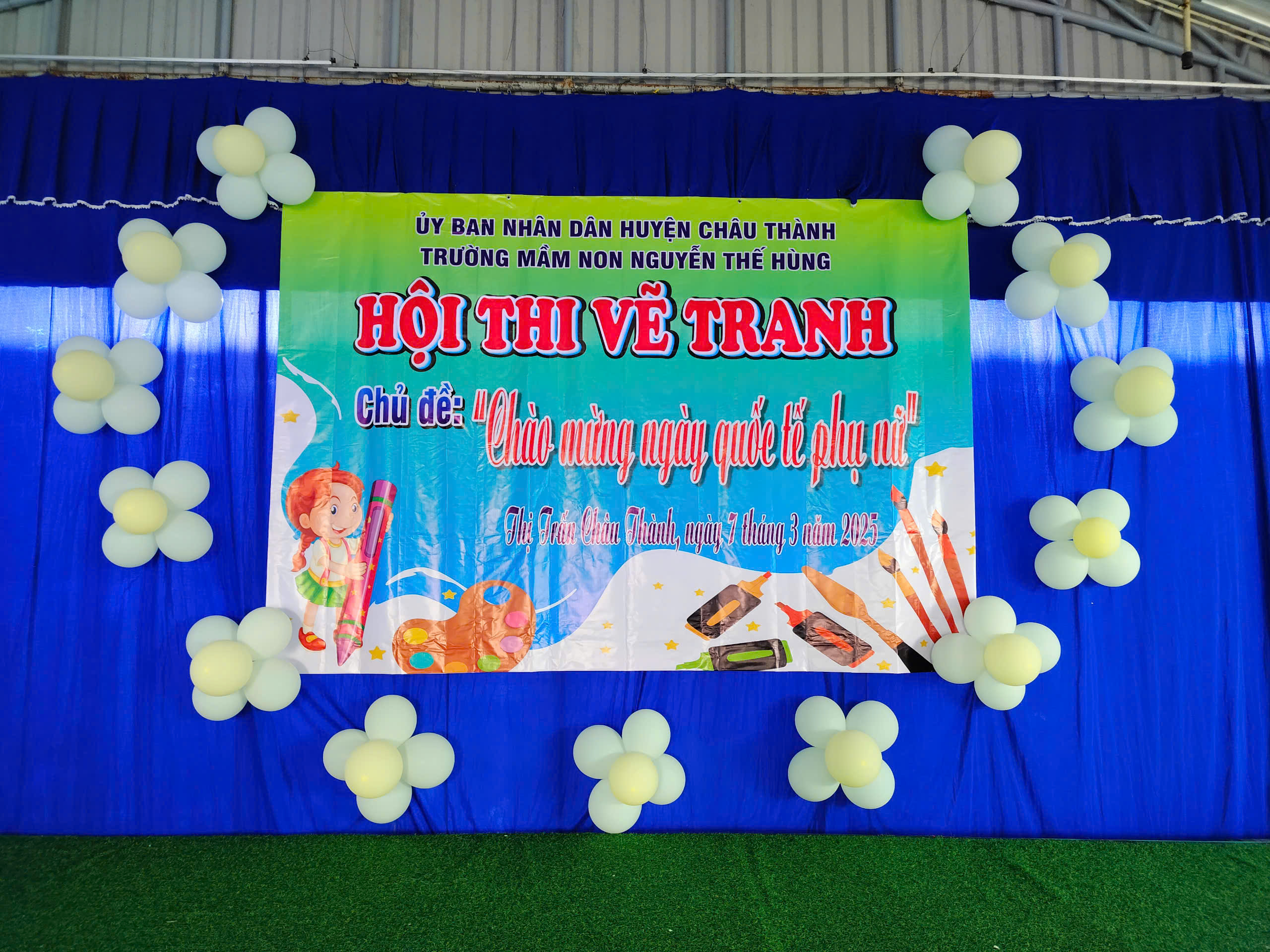 BÉ THI VẼ TRANH CHÀO MỪNG QUỐC TẾ PHỤ NỮ