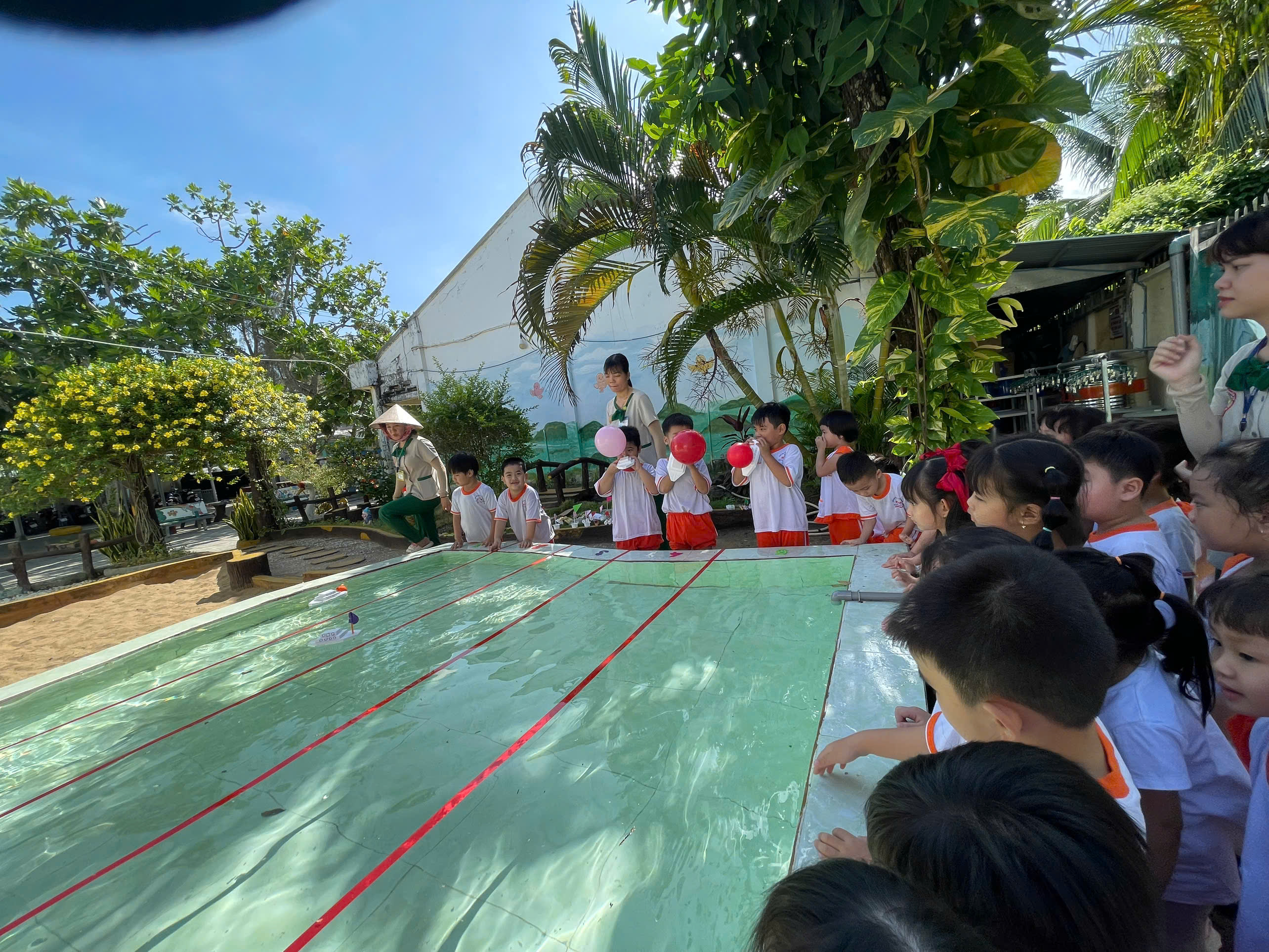 24-25 BÉ CHƠI VỚI NƯỚC
