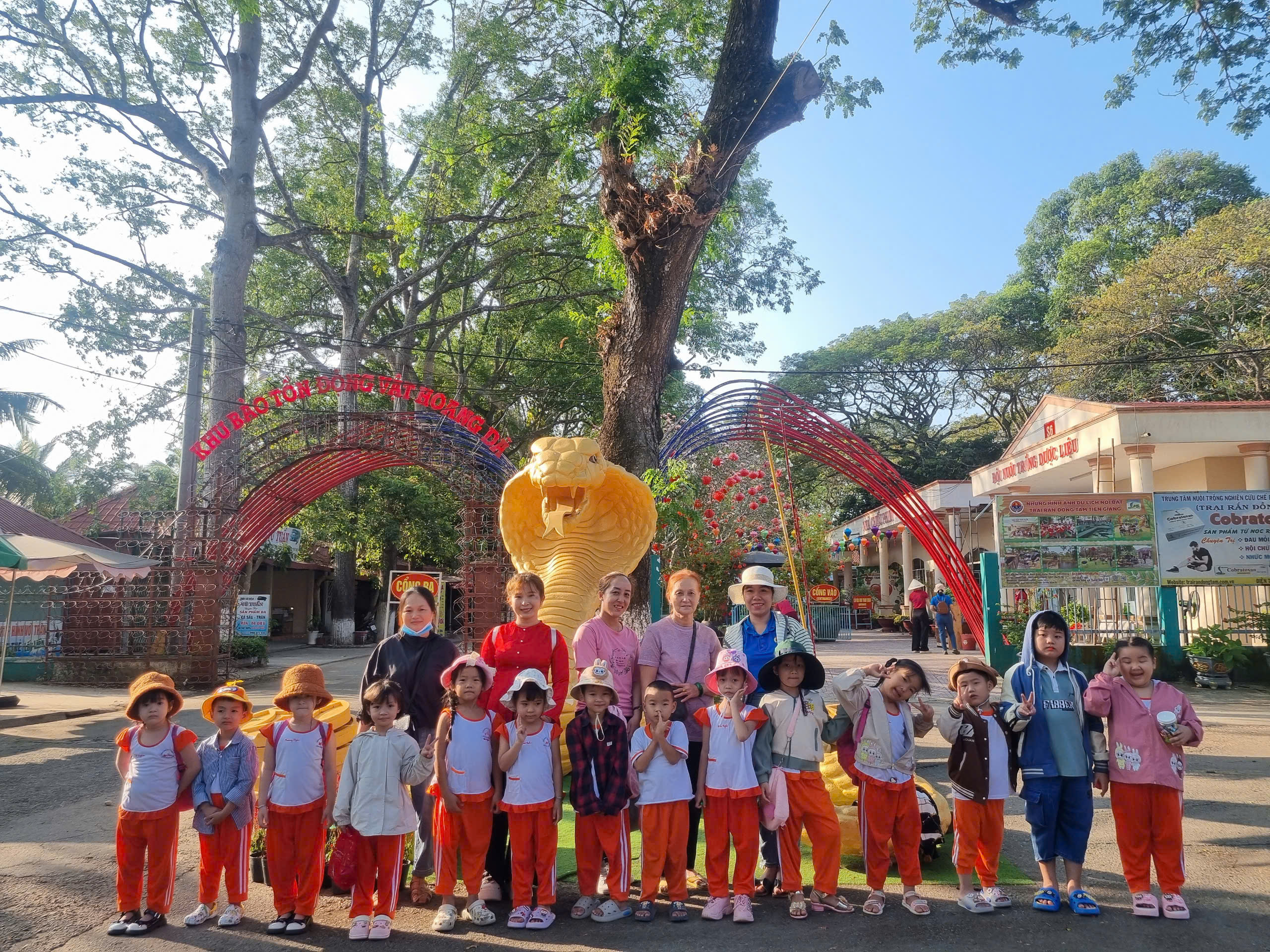 24-25 THAM QUAN TRẠI RẮN